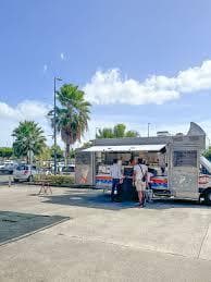 Food truck garé en bord de route