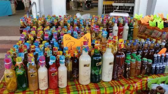 Rhums arrangés sur un marché guadeloupéen